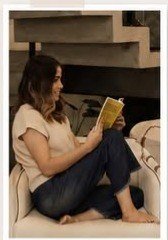 Valéria lendo um livro
